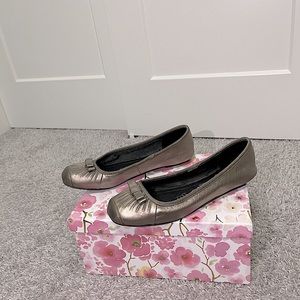 4𝒇𝒐𝒓$50 Marks&Spencer Silver Bow Ballet Pumps Size6